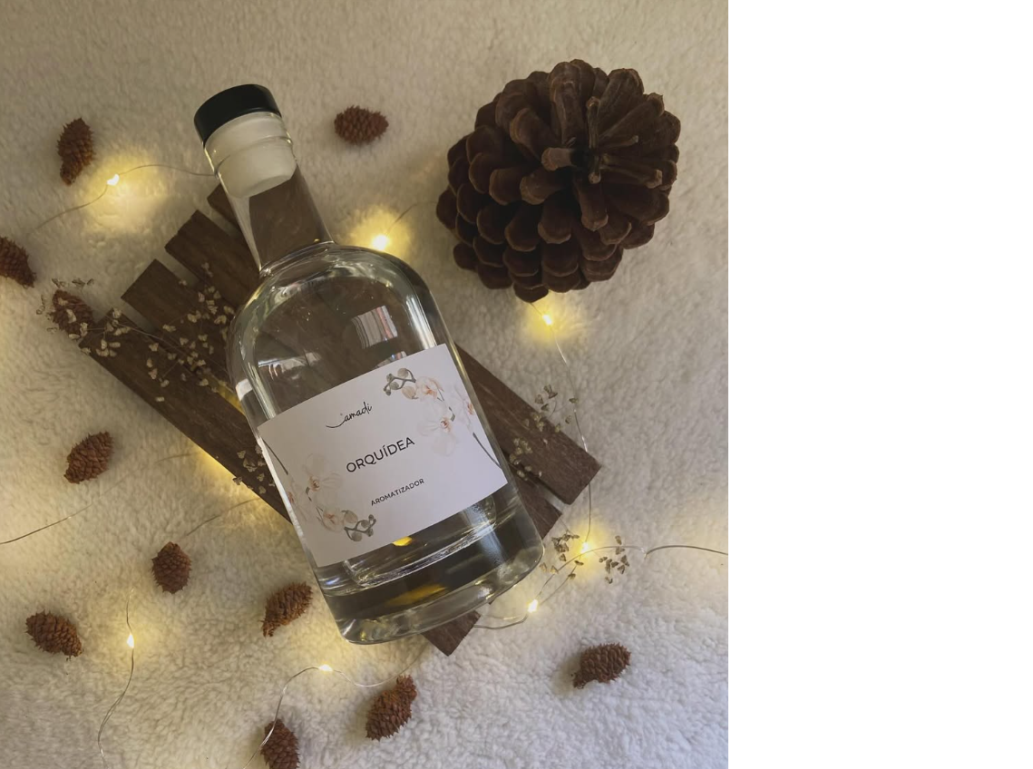 Nosso difusor queridinho é o de orquídea ✨
Com nota de saída de limão siciliano, notas de corpo floradas de rosa e lírio e notas de fundo de musk, cedro branco e madeira de cashmere ✨